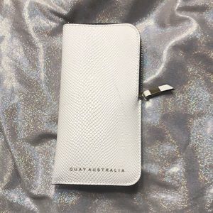 White glasses holder